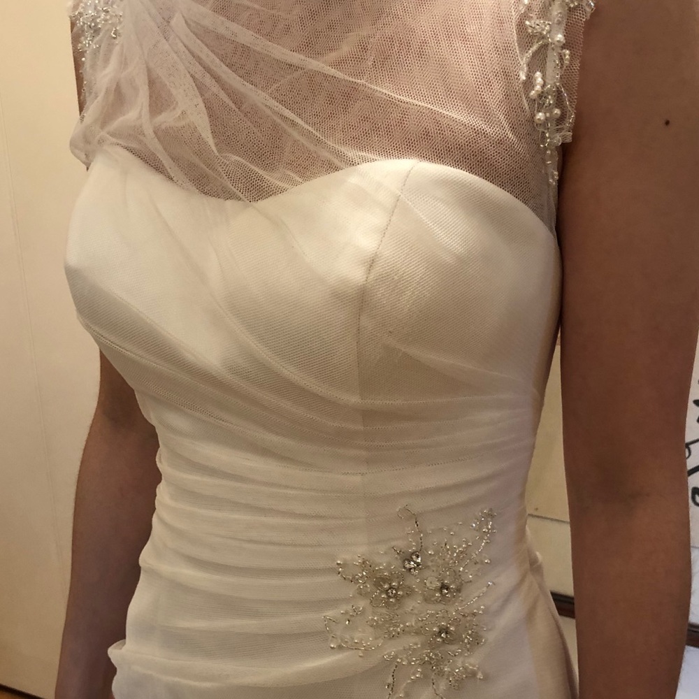 White wedding dress + veil - Picture 4 of 8